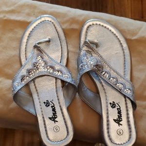 EUC 💐🏖Silver, sequined flip flops